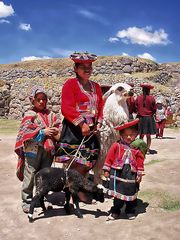 toute la famille en costume traditionnel