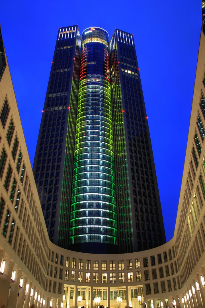 Tower 185 bei Nacht zur Luminale 2012 in Frankfurt am Main