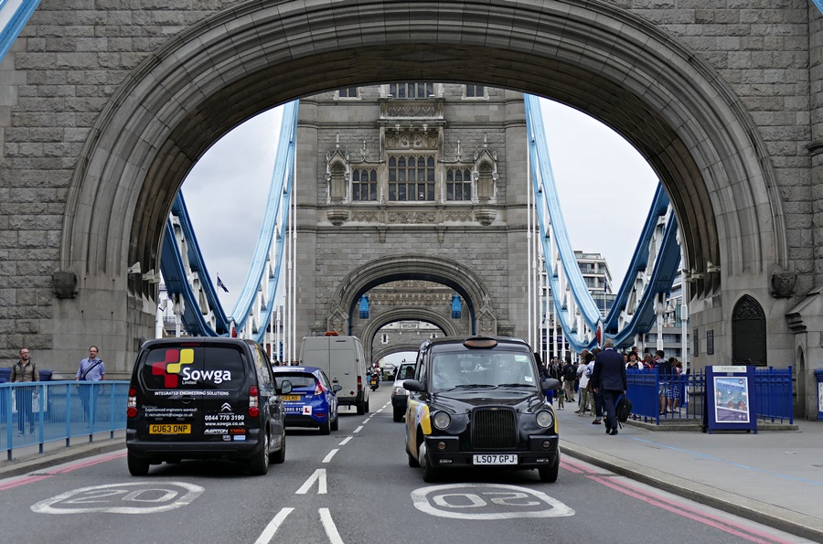 Tower Bridge,-