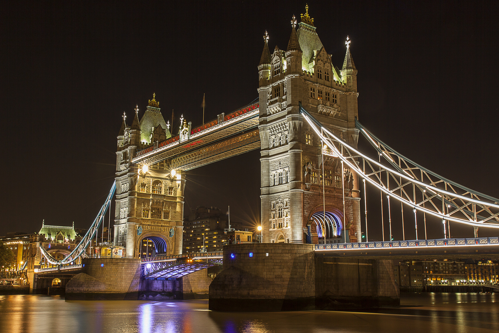 Tower Bridge bei Nacht