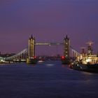 tower bridge bei nacht