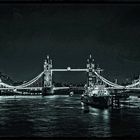 Tower Bridge bei Nacht oder wenn Jungs mit dem Regler spielen