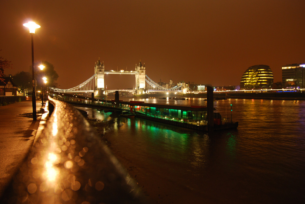 Tower Bridge bei Nacht und Regen