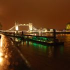 Tower Bridge bei Nacht und Regen