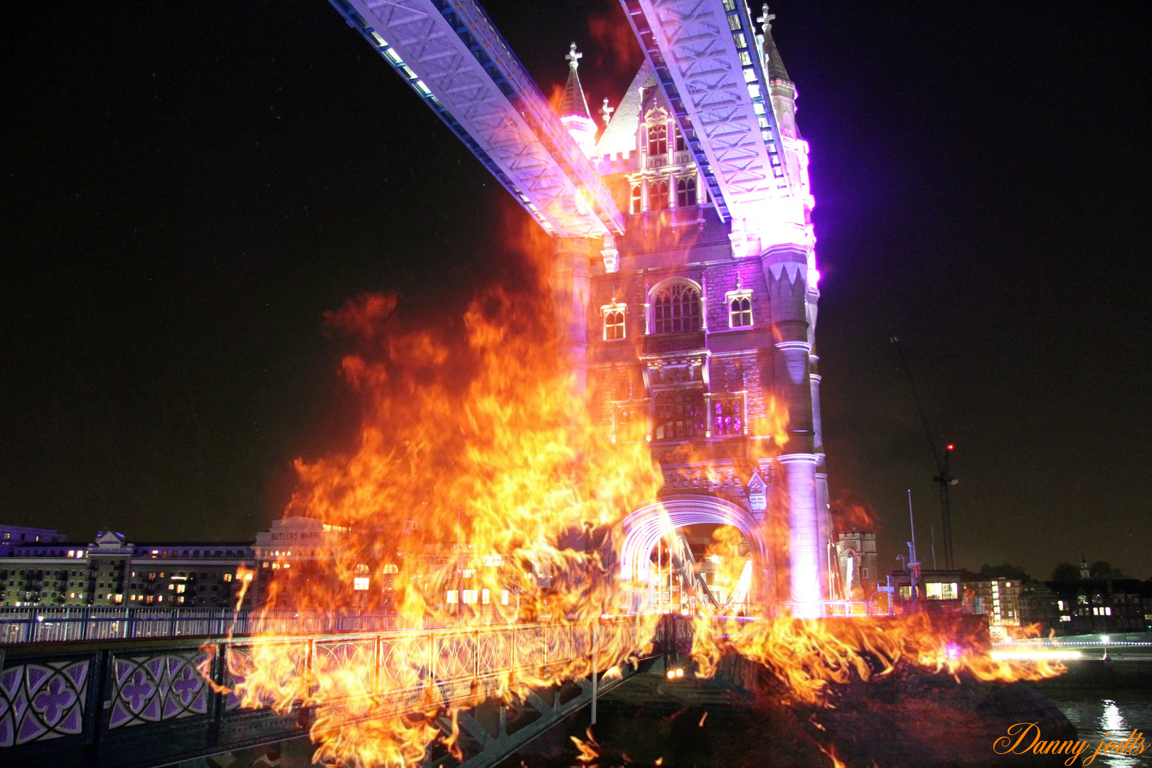 Tower Bridge Fängt feuer