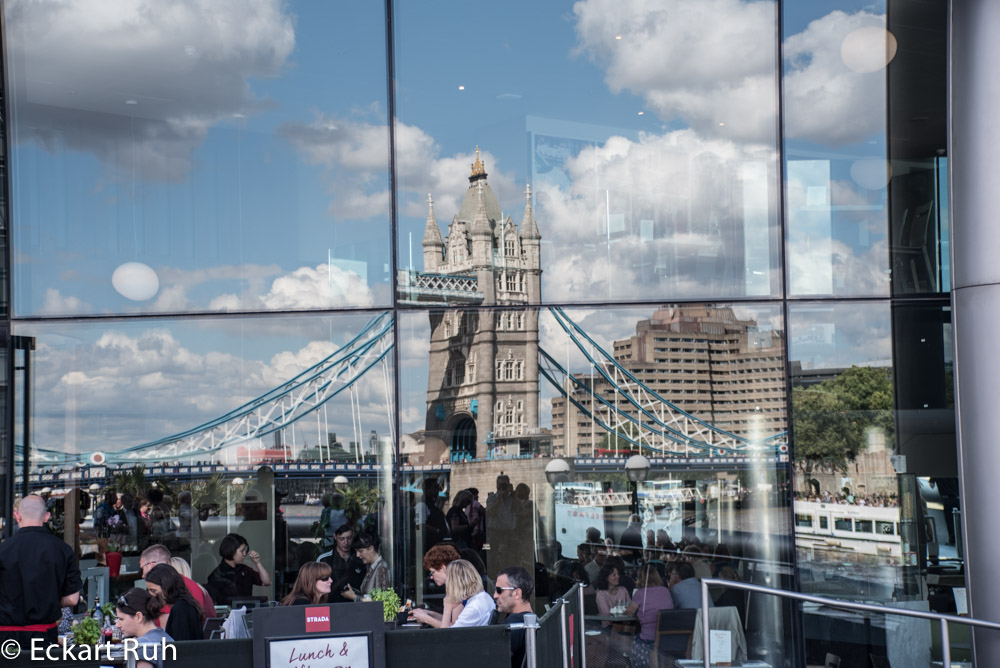 Tower Bridge - gespiegelt