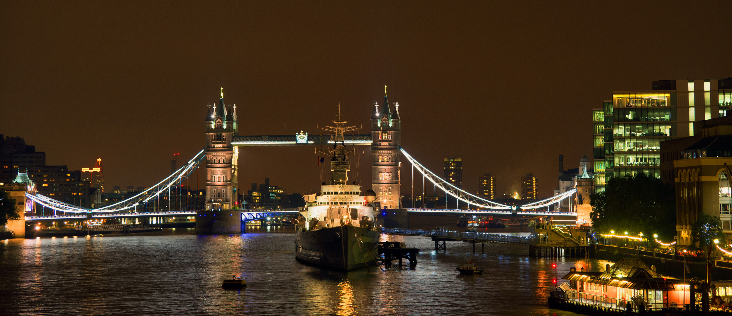 Tower Bridge illuminiert