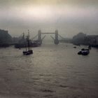 Tower Bridge im Nebel