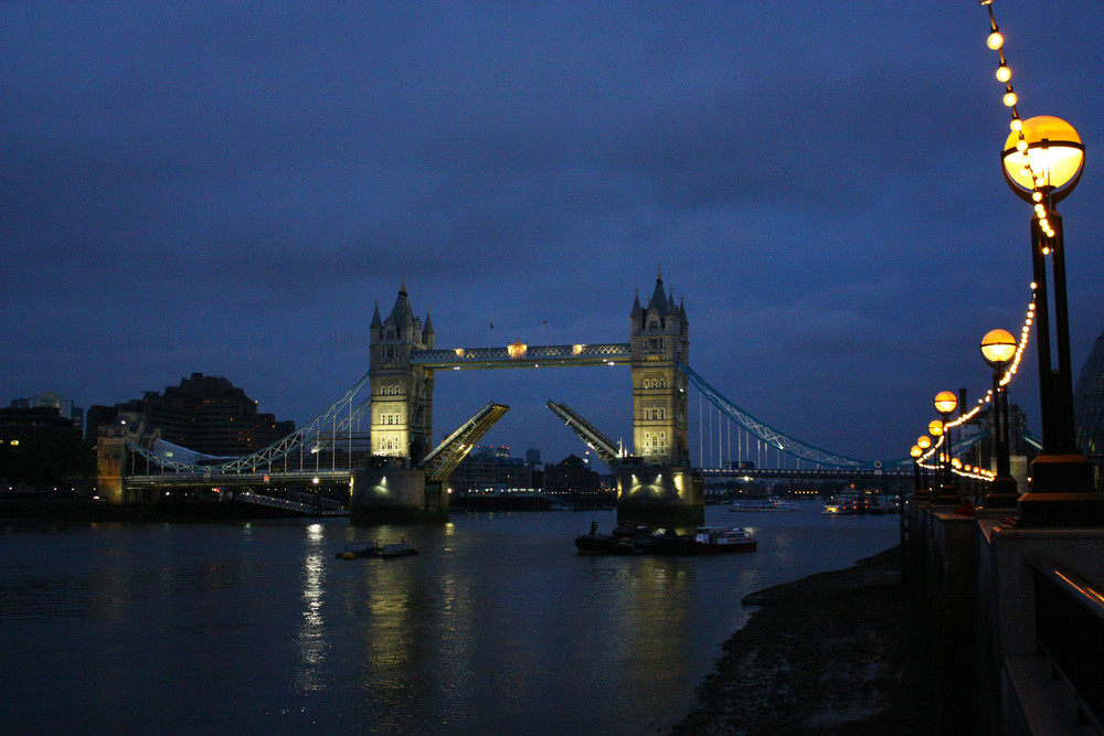 Tower Bridge in der Blauen Stunde