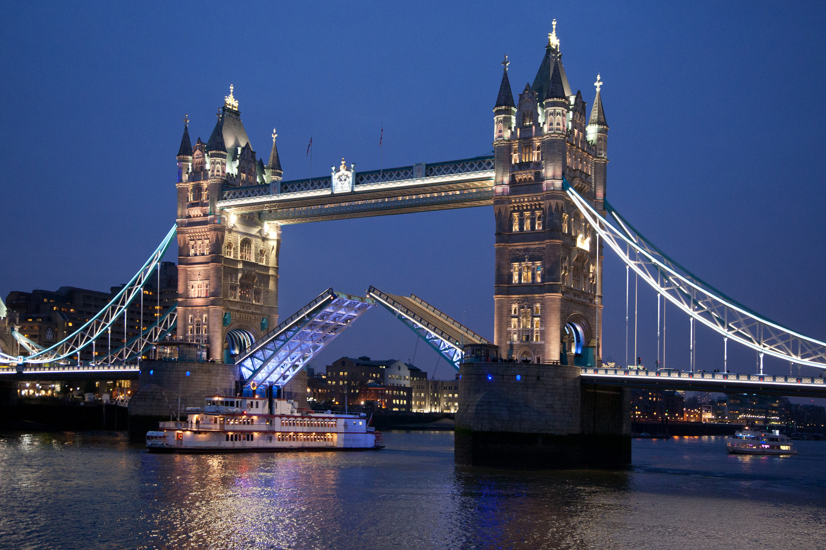 Tower Bridge in der Blauen Stunde