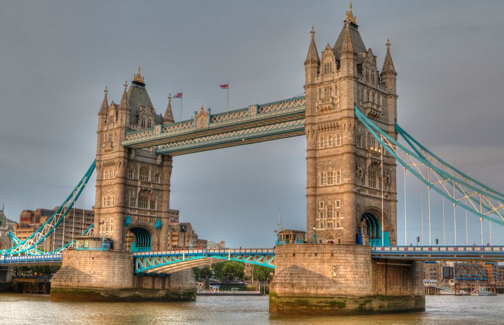 Tower Bridge in der Dämmerung