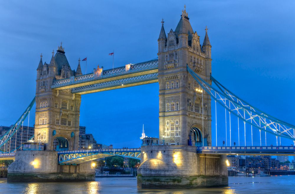 Tower Bridge in der Dämmerung