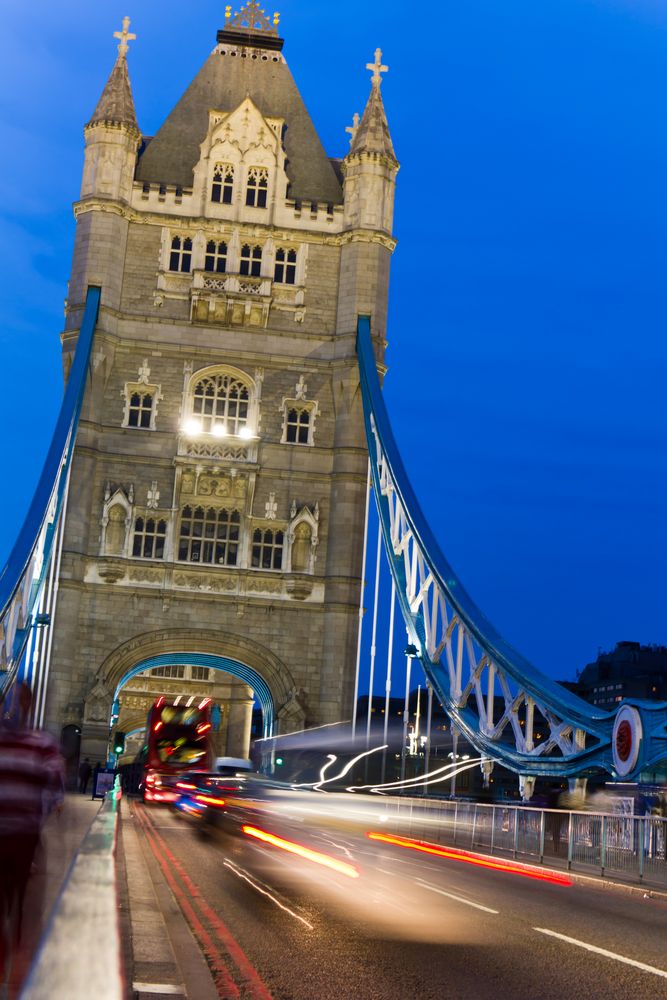 Tower Bridge in der Dunkelheit