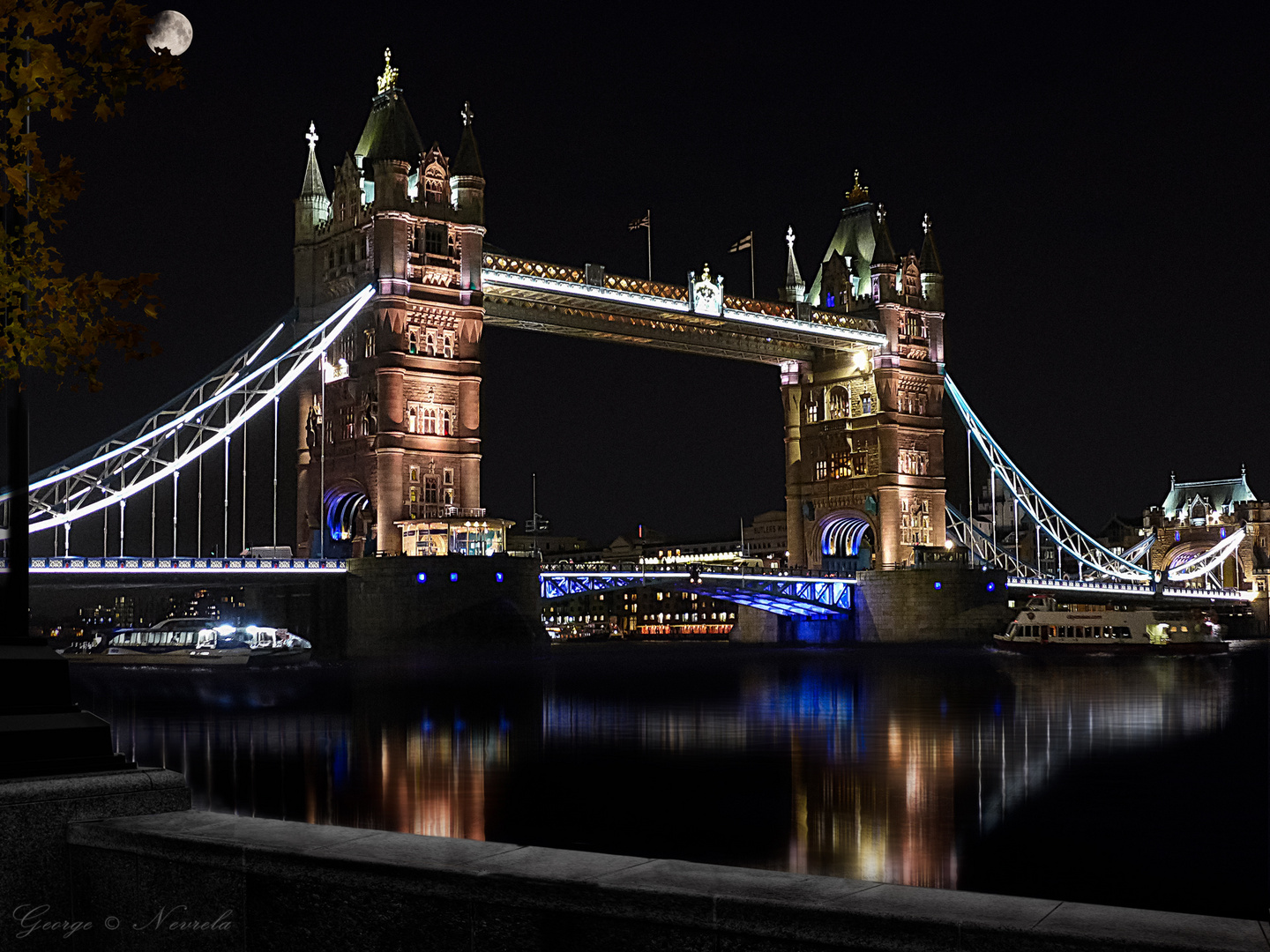 Tower Bridge in London bei Mondschein