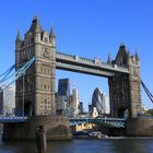 Tower Bridge mit blauem Himmel