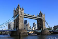 Tower Bridge mit blauem Himmel