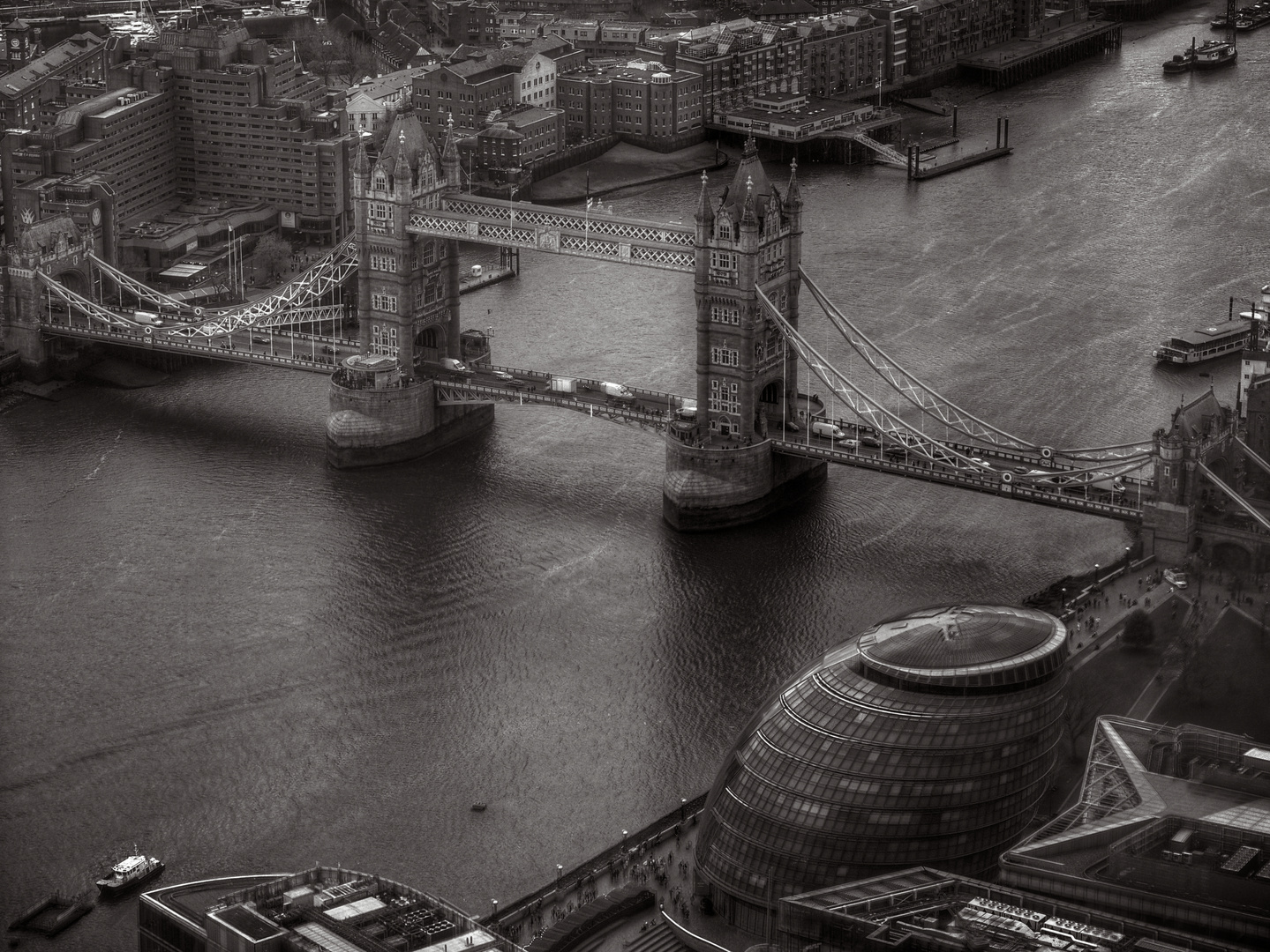 Tower Bridge mit etwas Drumrum