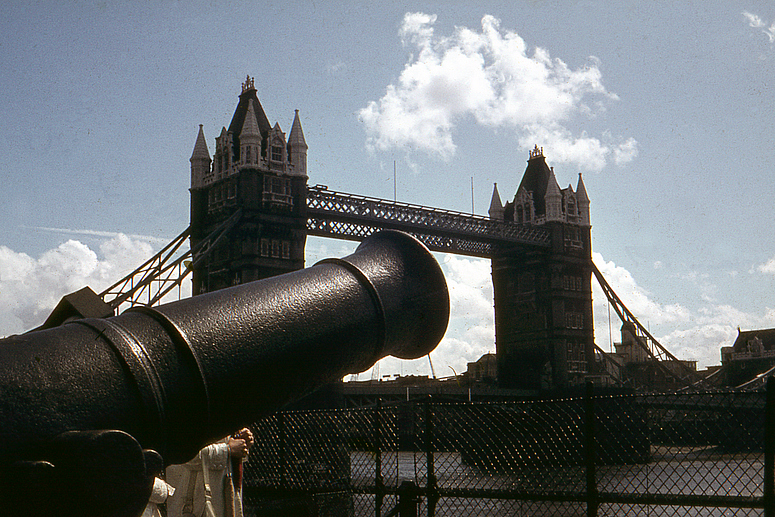 Tower Bridge mit Kanone 1971