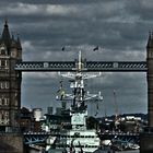 Tower Bridge mit Kreuzer Belfast