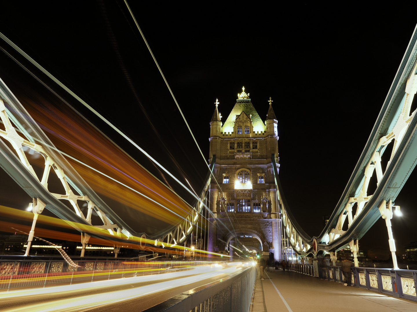 Tower Bridge mit Lichtspur II