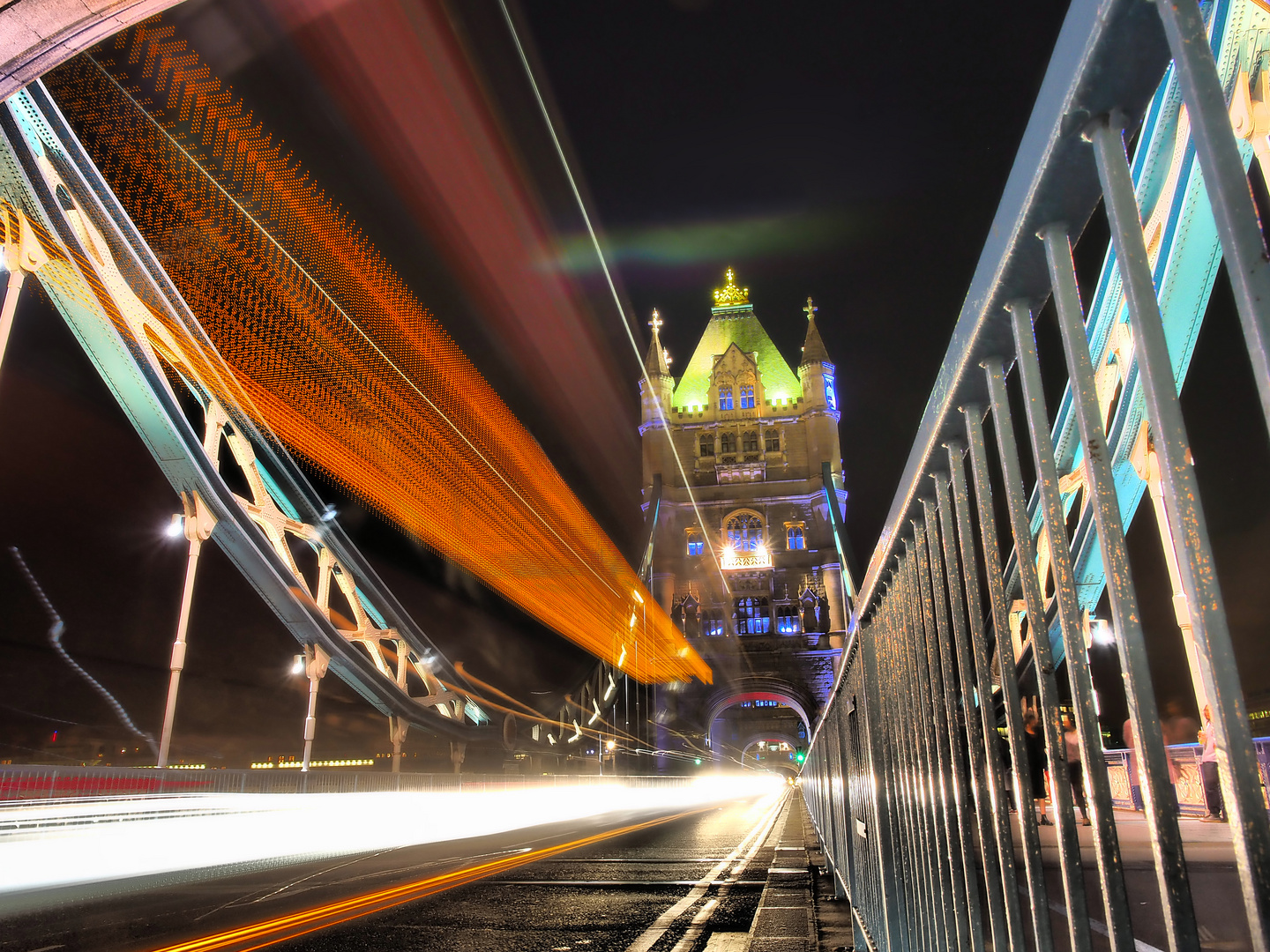 Tower Bridge mit Lichtspur III