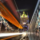 Tower Bridge mit Lichtspur III