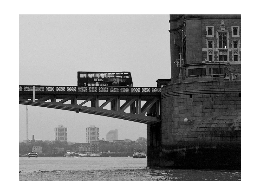 Tower Bridge mit London Bus