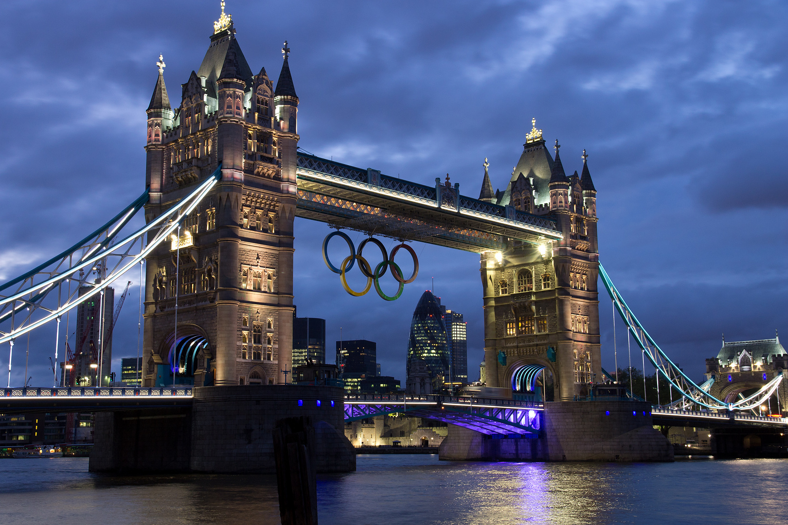 Tower Bridge mit olympischen Ringen