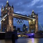 Tower Bridge mit olympischen Ringen