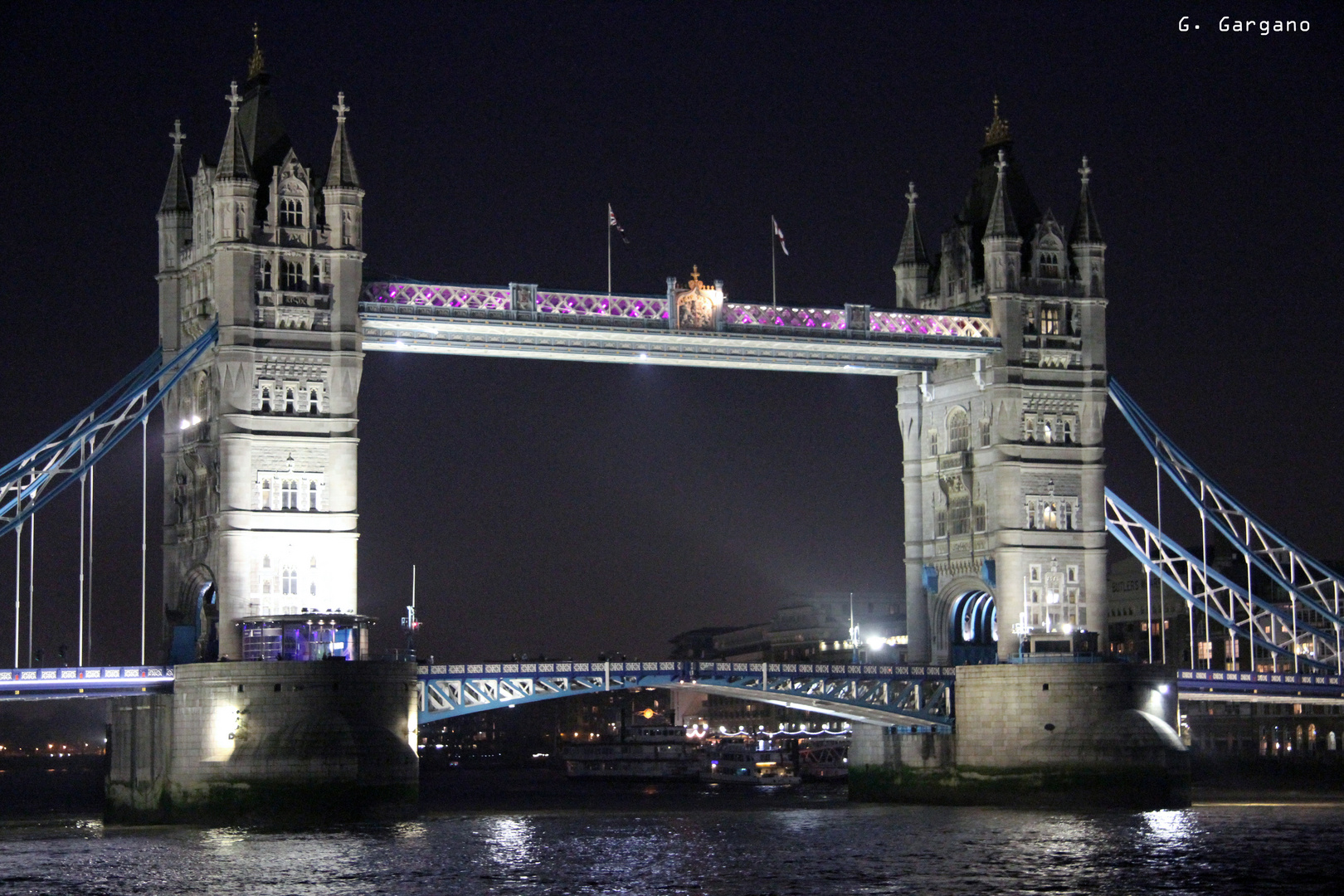 Tower Bridge .......night.