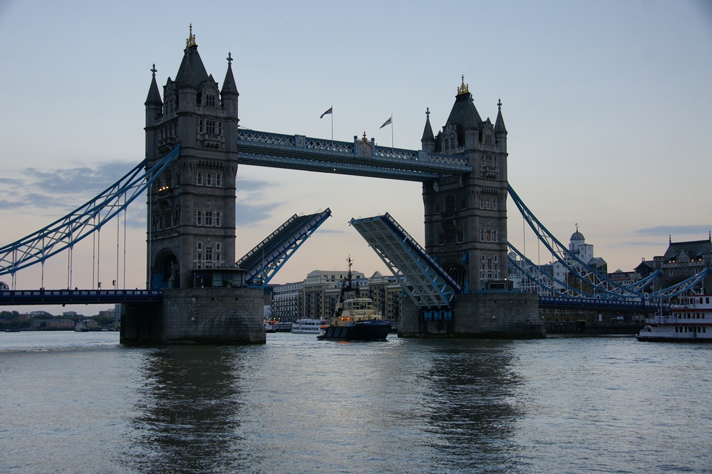 Tower Bridge offen