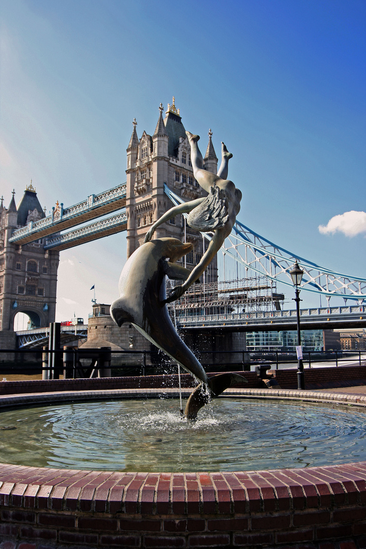 Tower Bridge und Brunnen