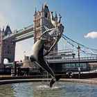 Tower Bridge und Brunnen