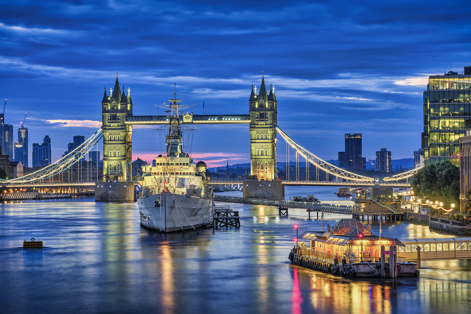 Tower Bridge und HMS Belfast in London