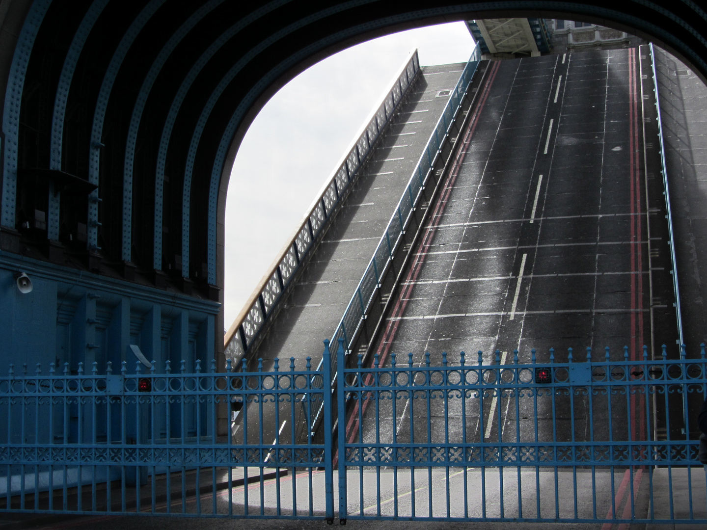 Tower Bridge wird hochgezogen