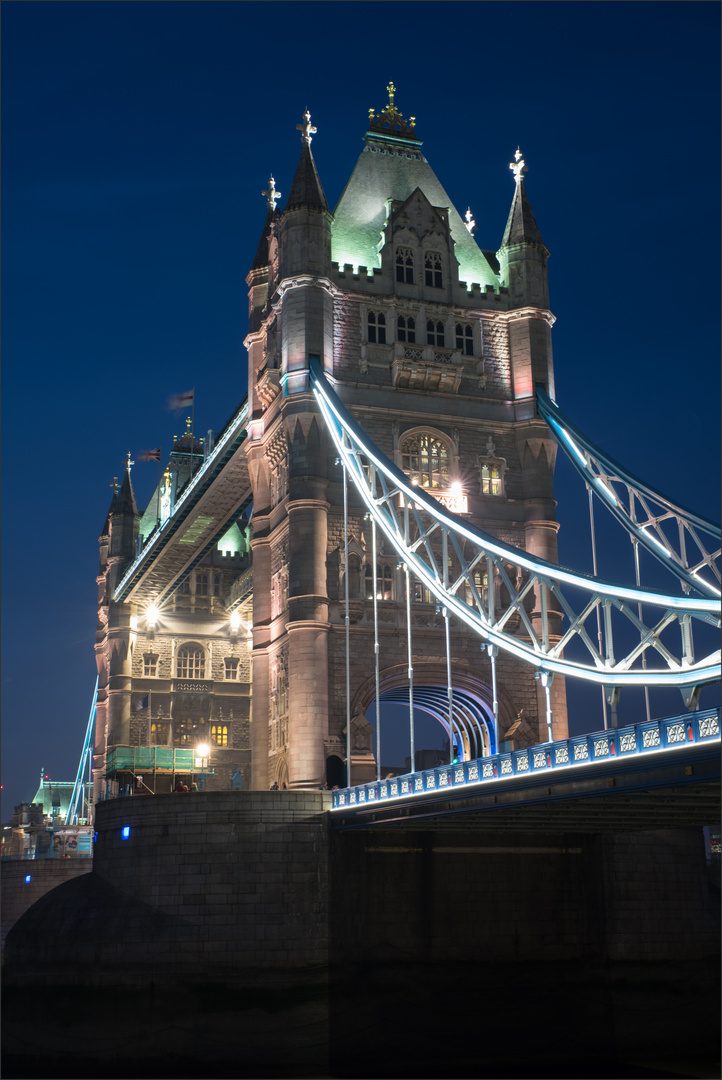 Tower Bridge zu blauer Stunde