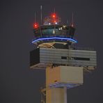 Tower Flughafen Düsseldorf bei Nacht