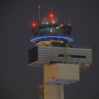 Tower Flughafen Düsseldorf bei Nacht