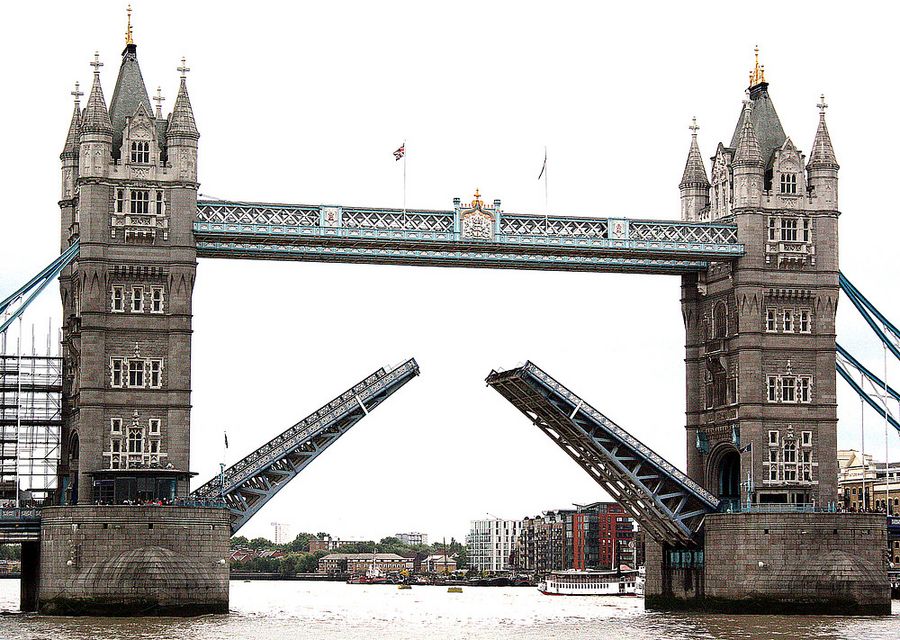 Towerbridge geöffnet zur Durchfahrt für ein großes Schiff