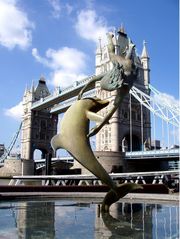 Towerbridge und Delphinbrunnen