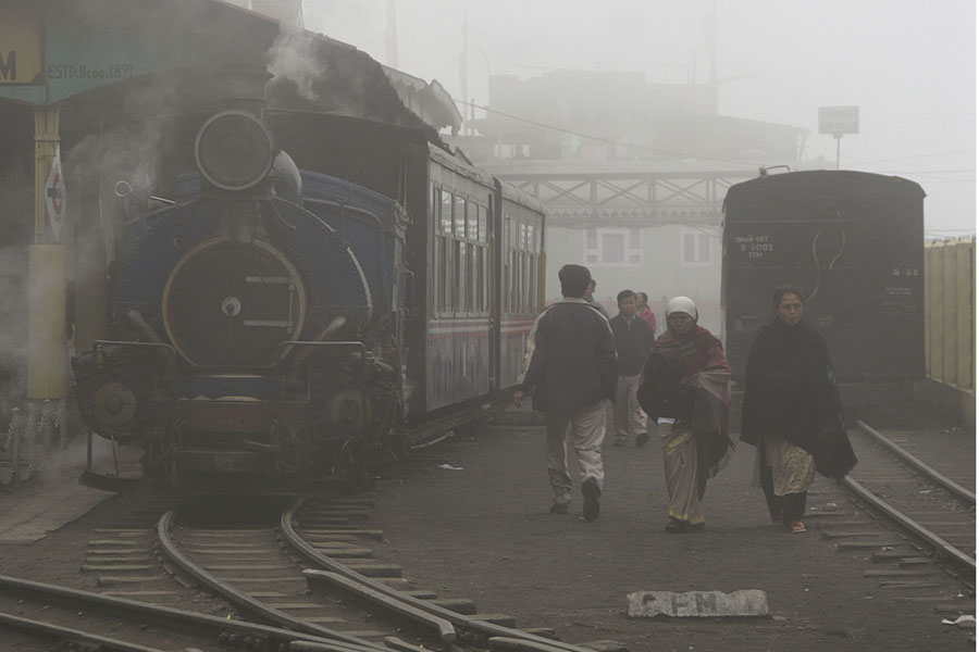 Toy train in Darjeeling im nebel