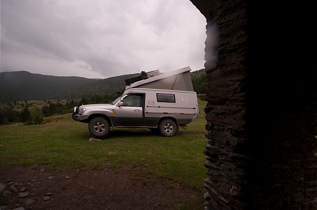 Toyota J10 mit Expeditionsaufbau