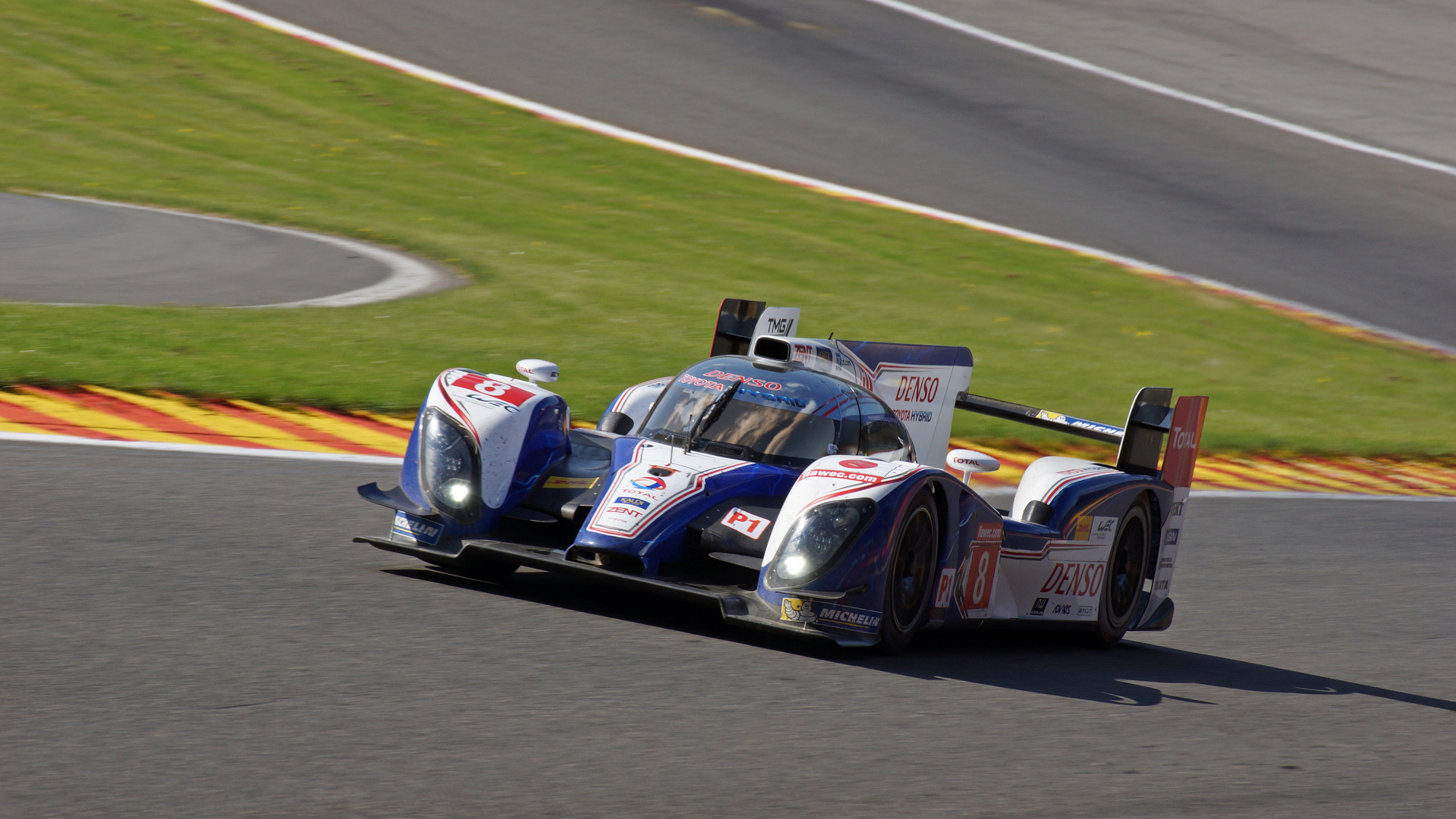 Toyota TS030 Hybrid durch Eau Rouge