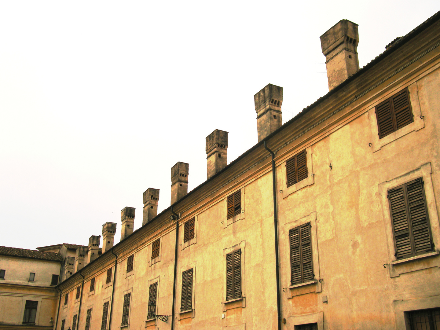 Tra i cieli bigi vedo fumar i mille comignol di..........Mantova.