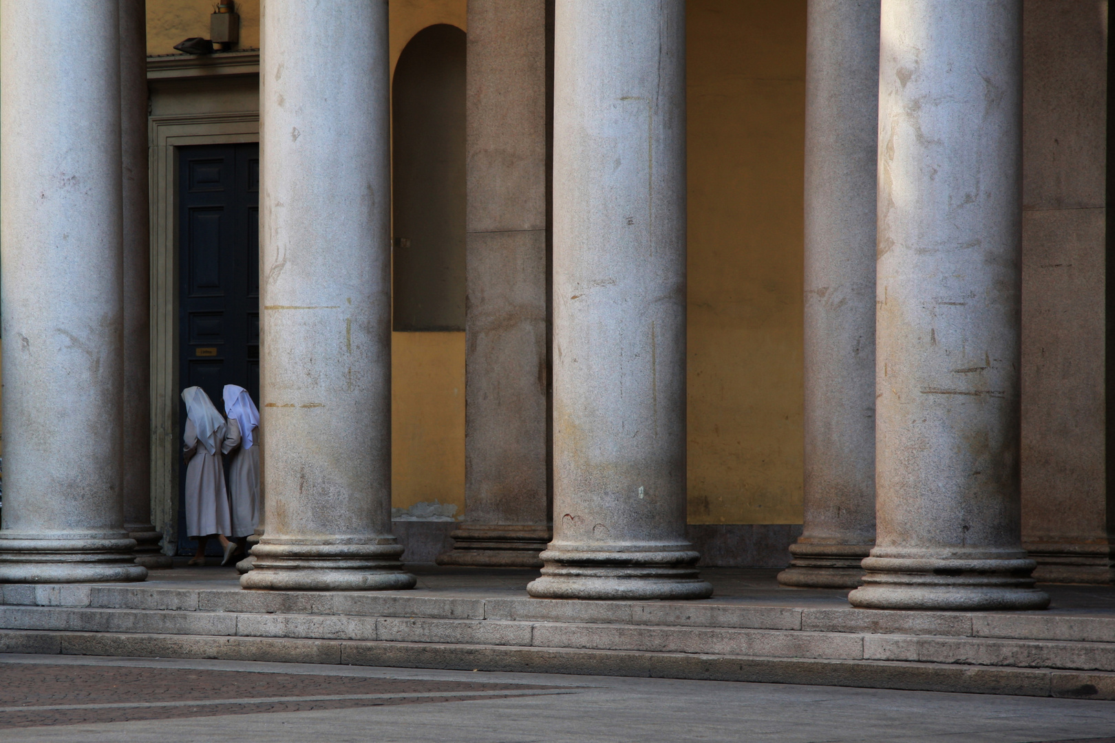 tra le colonne