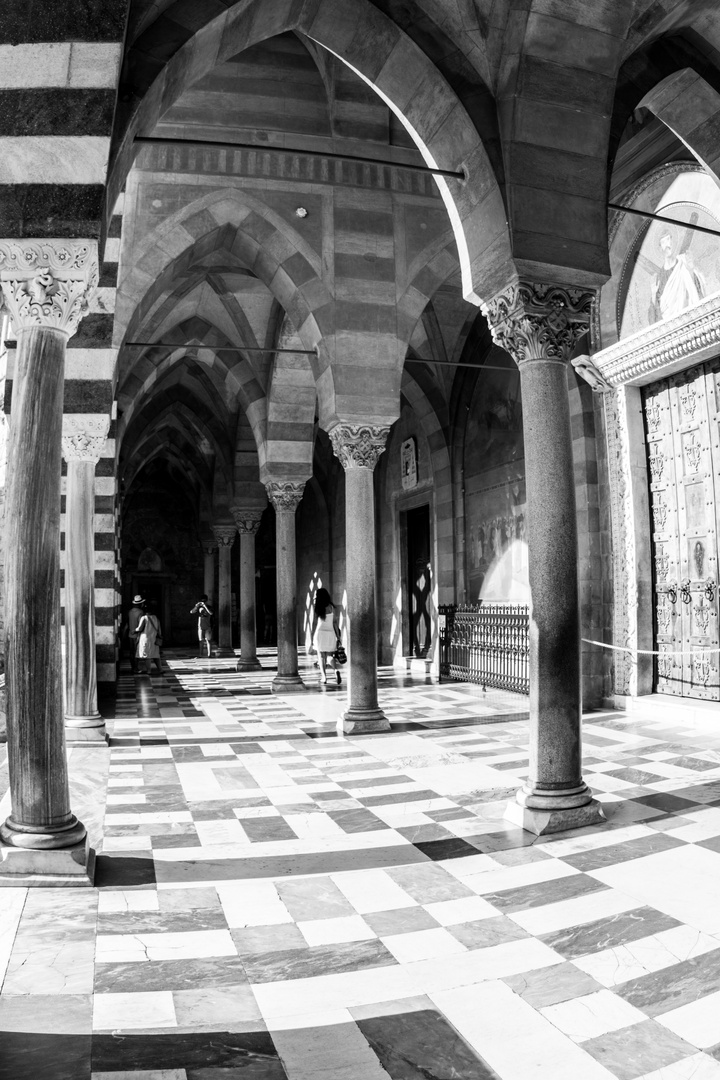 tra le colonne del duomo