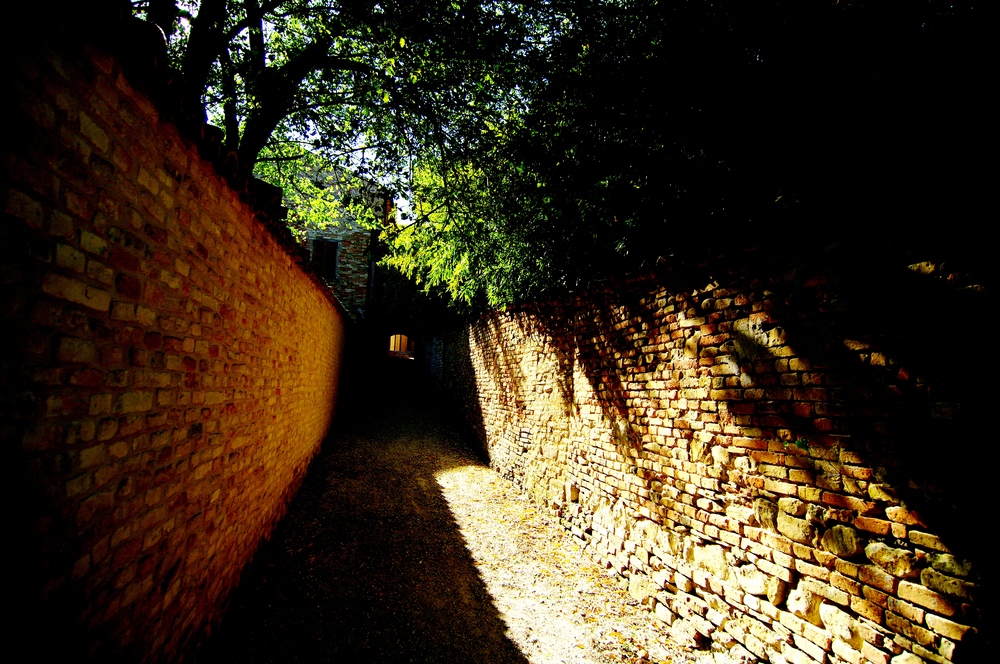 Tra le vecchie strade di Mombaroccio.