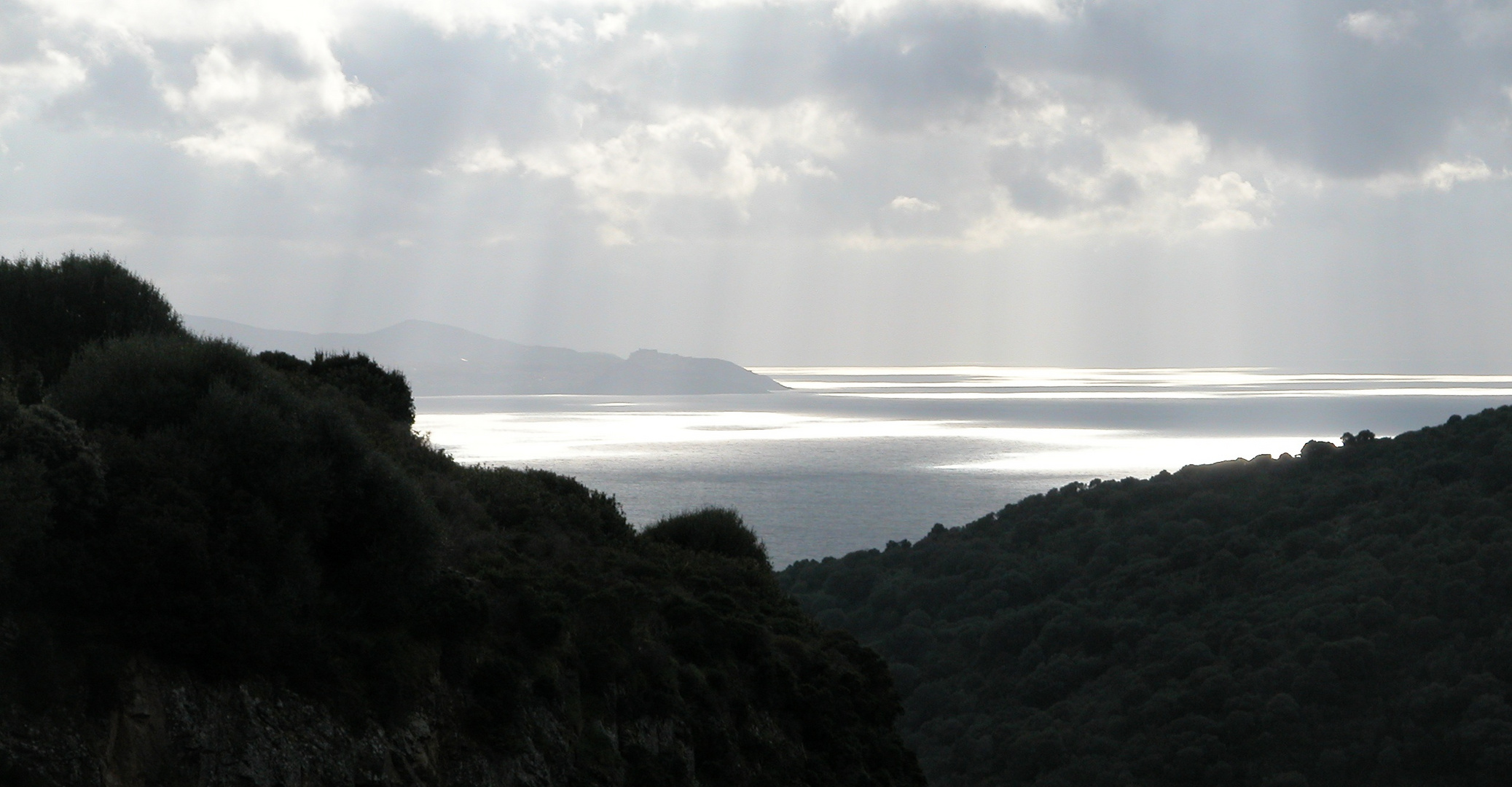 ... tra uno scoscio di pioggia ed un raggio di sole .....