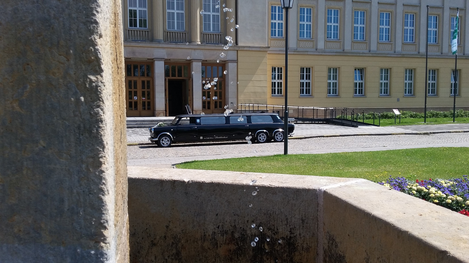 Trabant Hochzeitslimousine am Standesamt in Eisenhüttenstadt