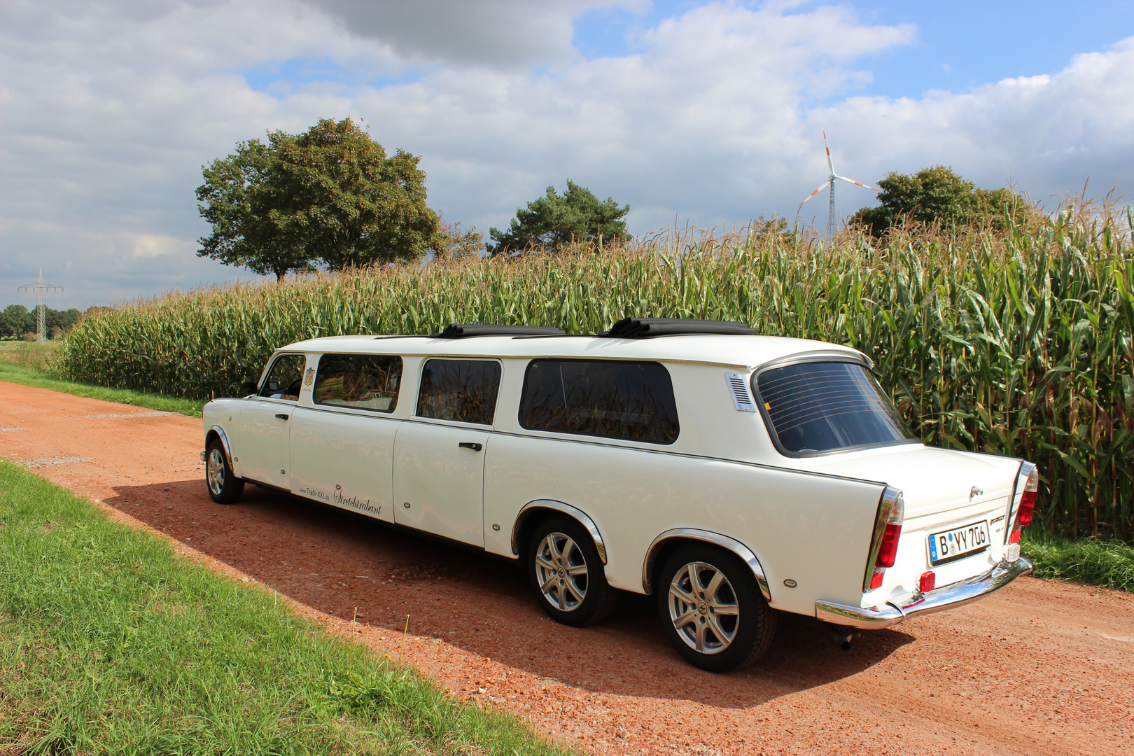 Trabant Limousine mit warmen, spätsommerlichen Farben - Trabi Limo